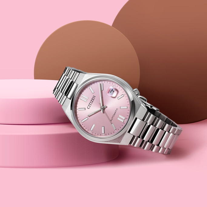 Citizen horloge met roze wijzerplaat en zilveren band op roze achtergrond