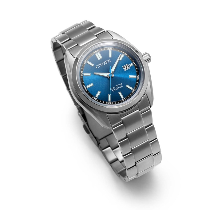 Een Citizen Eco-Drive horloge van roestvrij staal met een blauwe wijzerplaat.