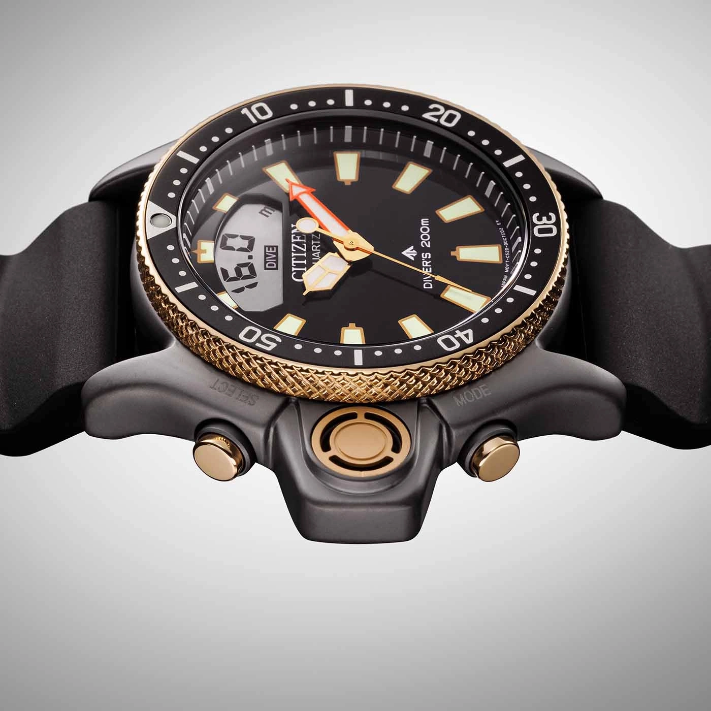 Citizen horloge met zwarte wijzerplaat, gouden accenten en digitale display.
