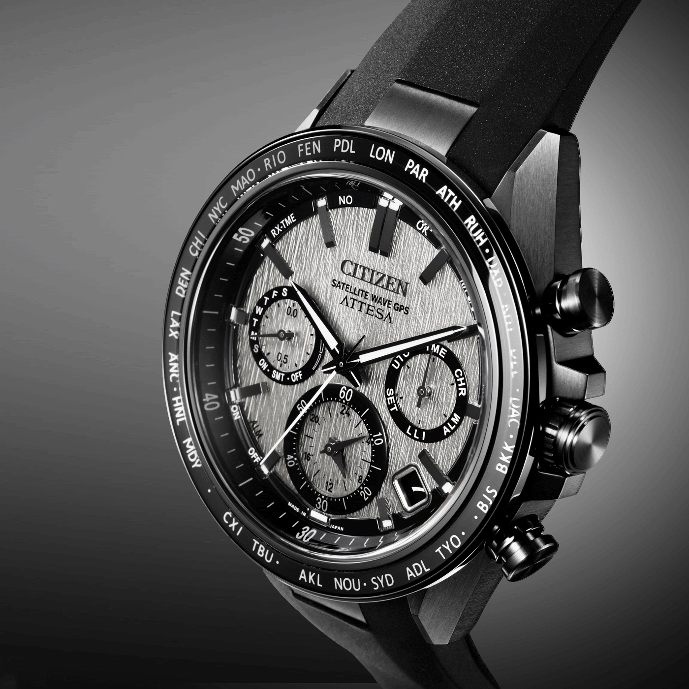 Citizen Attesa horloge, zwart en zilver, satellietgolf GPS, close-up, gedetailleerd ontwerp.