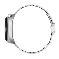 Zijaanzicht van een zilveren horloge met metalen band.