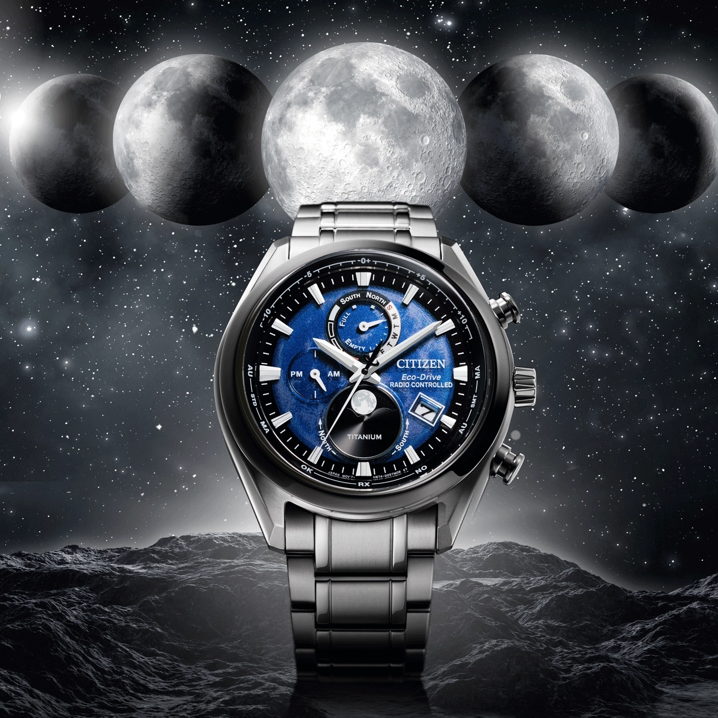 Citizen horloge met blauwe wijzerplaat, manen en een sterrenachtergrond.