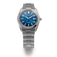 Close-up van een Citizen Eco-Drive Titanium horloge met blauwe wijzerplaat en stalen band, tegen een witte achtergrond.