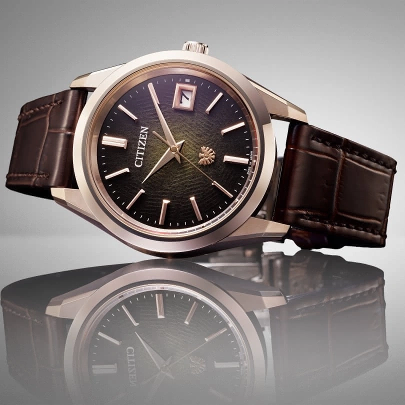 Citizen horloge met bruine leren band en zwarte wijzerplaat, elegant design.