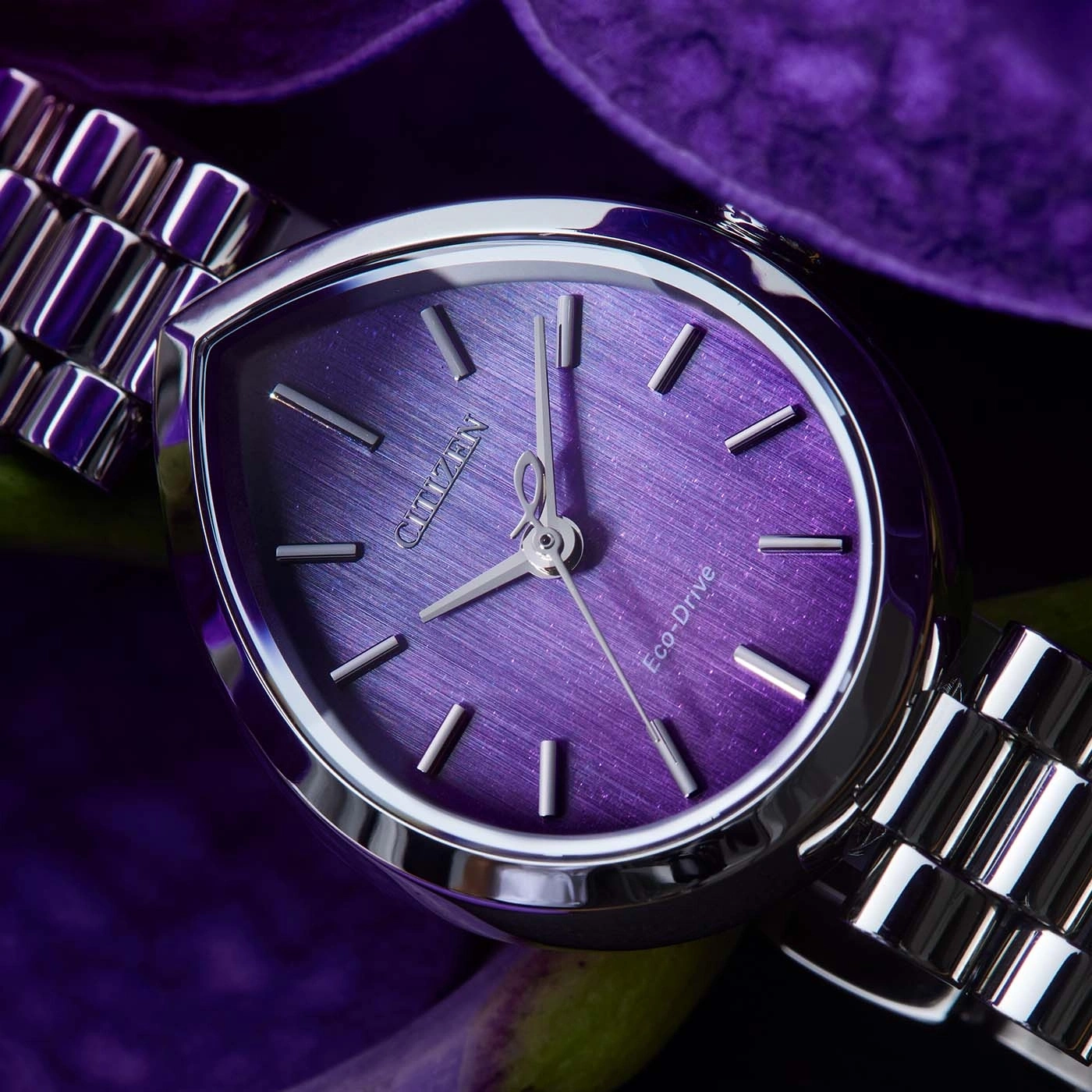 Een paars Citizen Eco-Drive horloge met een metalen band.