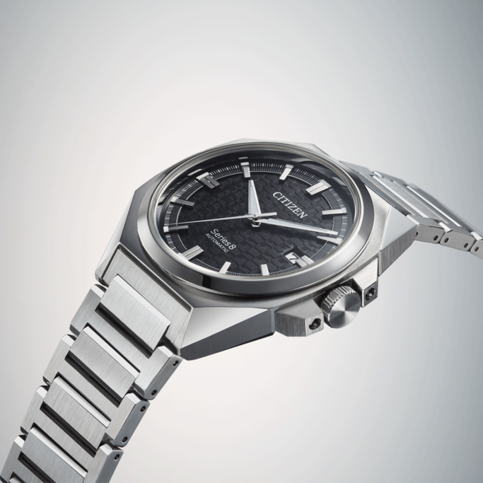 Citizen Series 8 automatisch horloge met zwarte wijzerplaat en stalen armband.