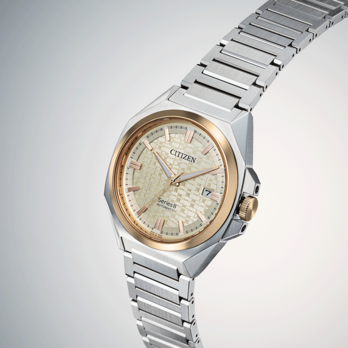Citizen Series 8 automatische horloge met goud en zilver accenten, close-up