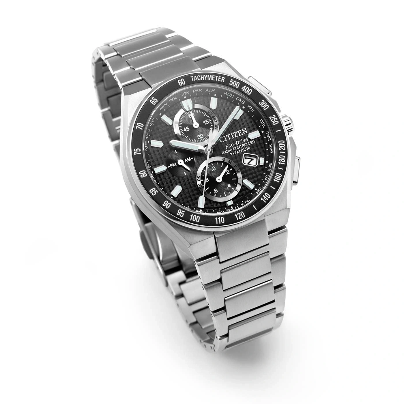 Een gedetailleerde close-up van een Citizen Eco-Drive radio gestuurde titanium horloge.