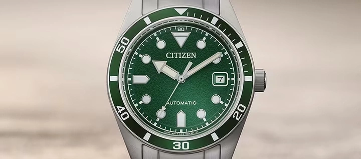 Een close-up van een groene Citizen automatische horloge.