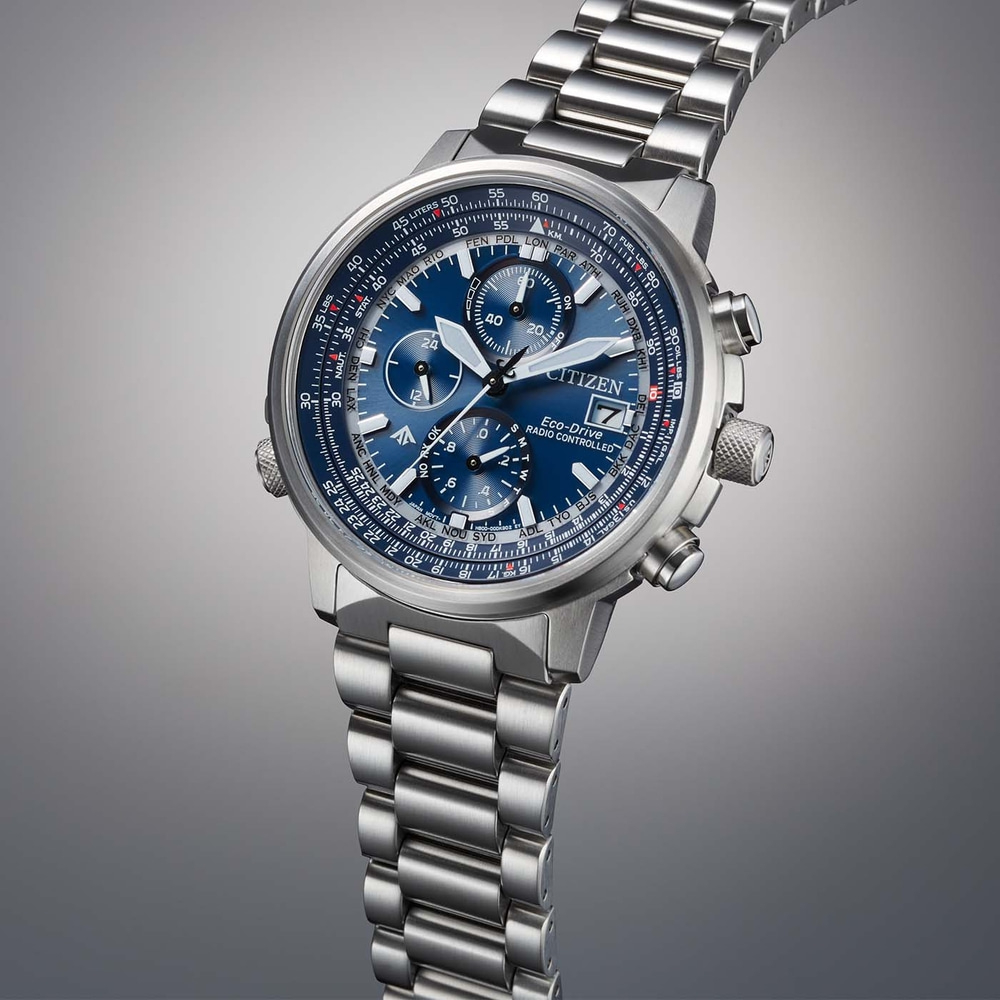 Citizen horloge met blauwe wijzerplaat en zilveren band, radiogestuurd, Eco-Drive technologie.