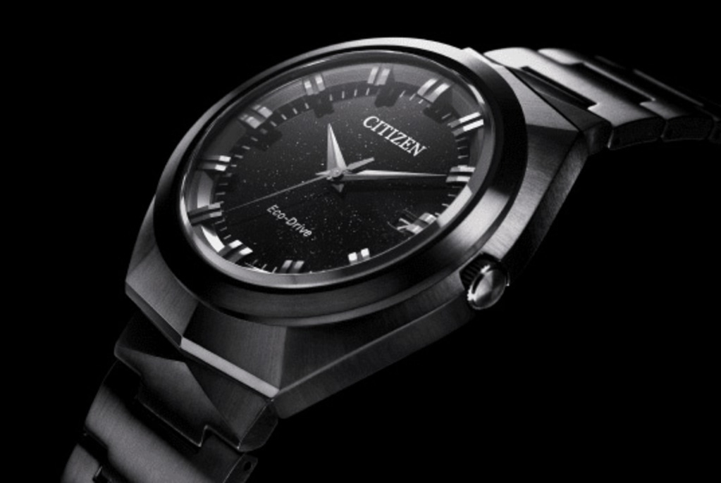 Citizen horloge met zwarte wijzerplaat en metalen band, Eco-Drive technologie.