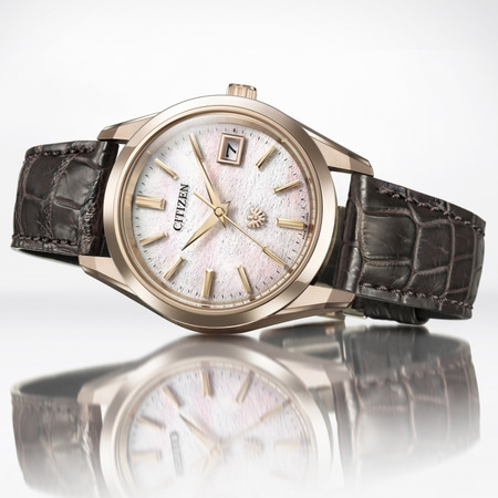 Citizen horloge met witte wijzerplaat en bruine leren band, elegant design.