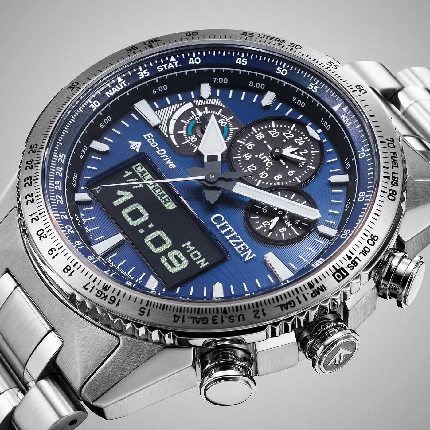 Citizen horloge met blauwe wijzerplaat, digitale display en chronograaf functies, roestvrij staal.