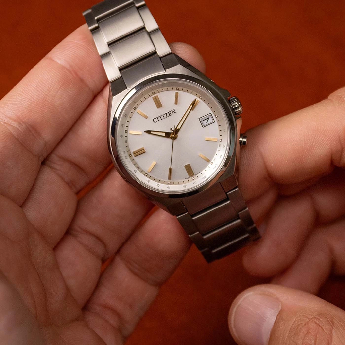 Een Citizen horloge met zilveren wijzerplaat en metalen band.