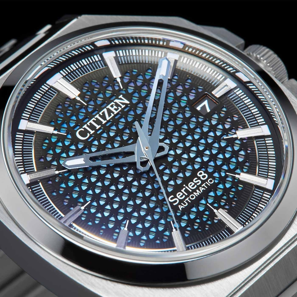 Close-up van een Citizen Series 8 automatisch horloge met een gedetailleerde wijzerplaat.