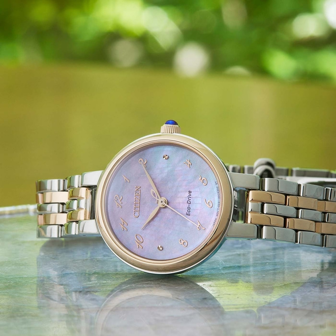 Citizen Eco-Drive horloge met parelmoer wijzerplaat en gouden accenten.