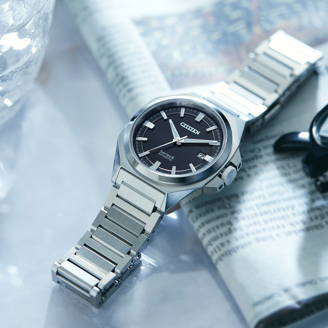 Citizen Series 8 Automatikuhr mit schwarzem Zifferblatt und Stahlarmband.