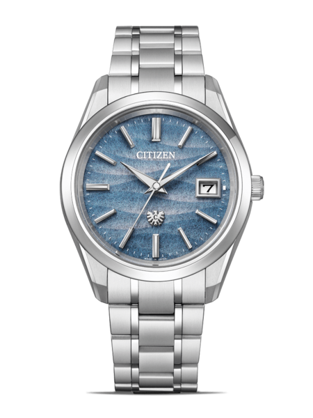 Citizen horloge met blauwe wijzerplaat en zilveren band, elegant design.