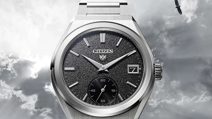 Citizen horloge met een zwarte, getextureerde wijzerplaat en een kleine seconden wijzerplaat.
