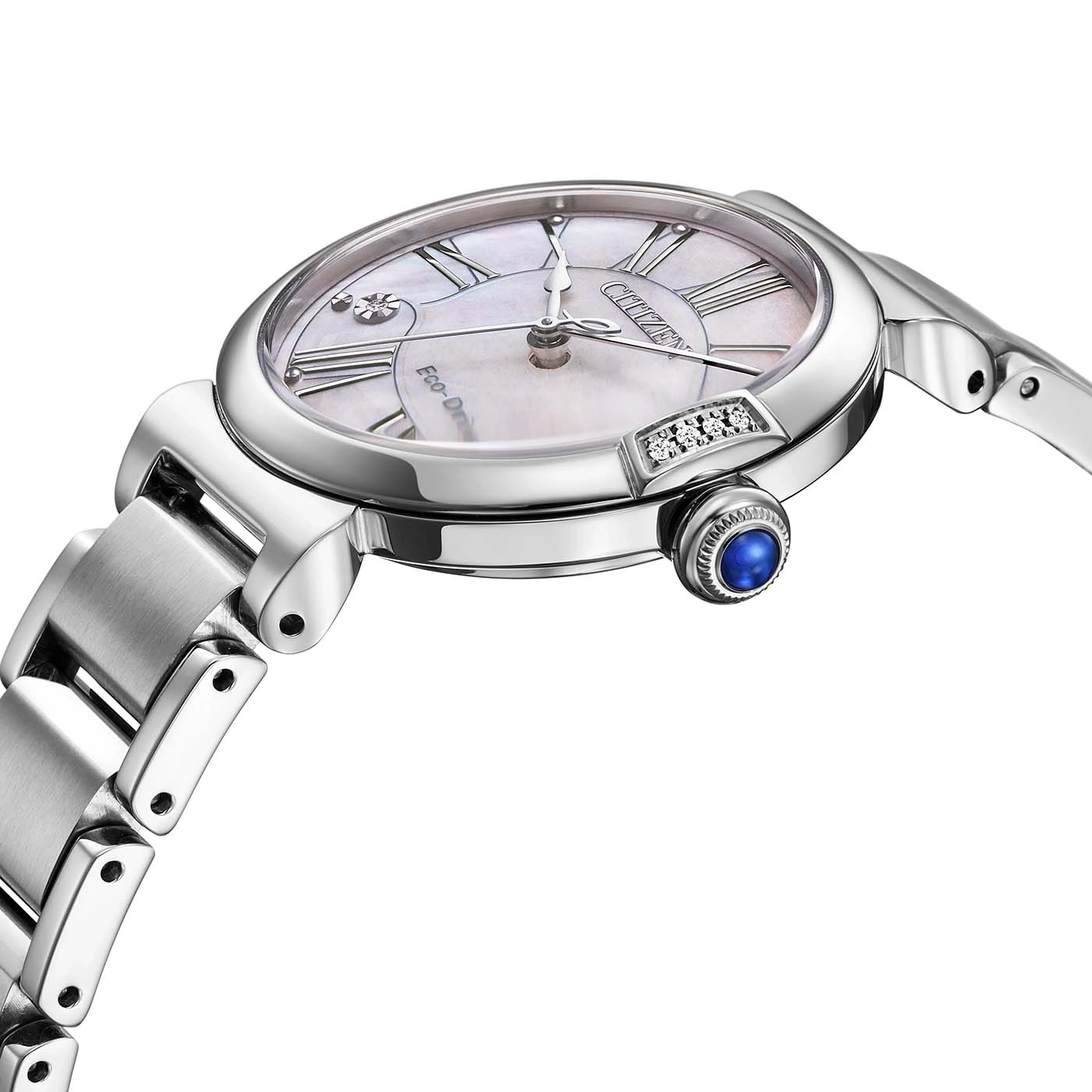 Een close-up zijaanzicht van een zilveren Citizen Eco-Drive horloge met parelmoeren wijzerplaat en Romeinse cijfers.