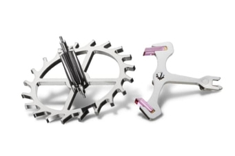 Close-up van horlogeonderdelen, tandwiel en hendel, geïsoleerd op witte achtergrond, gedetailleerd beeld.