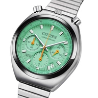 Close-up van een groene Citizen chronograaf horloge met metalen band.