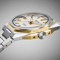 Close-up van een Citizen Series 8 automatisch horloge met zilveren en gouden kast en band.