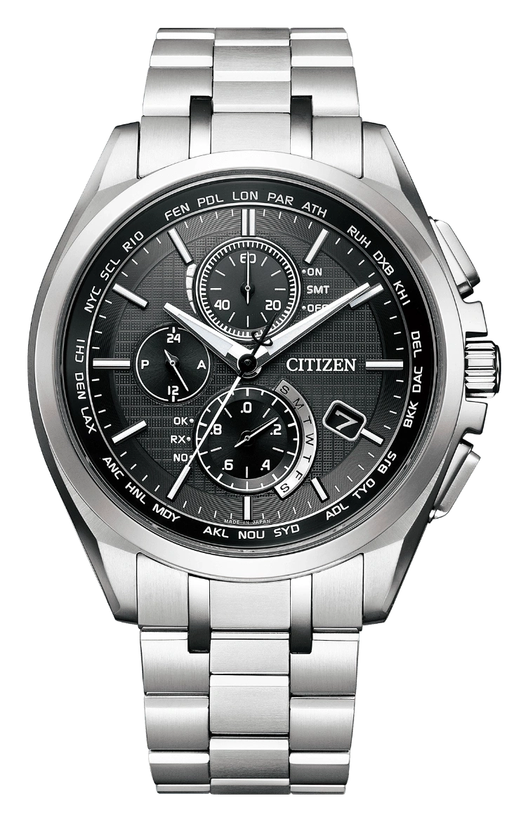 Citizen horloge met zwarte wijzerplaat, zilveren band en meerdere sub-wijzerplaten.