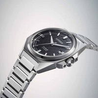 Citizen Series 8 automatisch horloge met zwarte wijzerplaat en stalen armband.