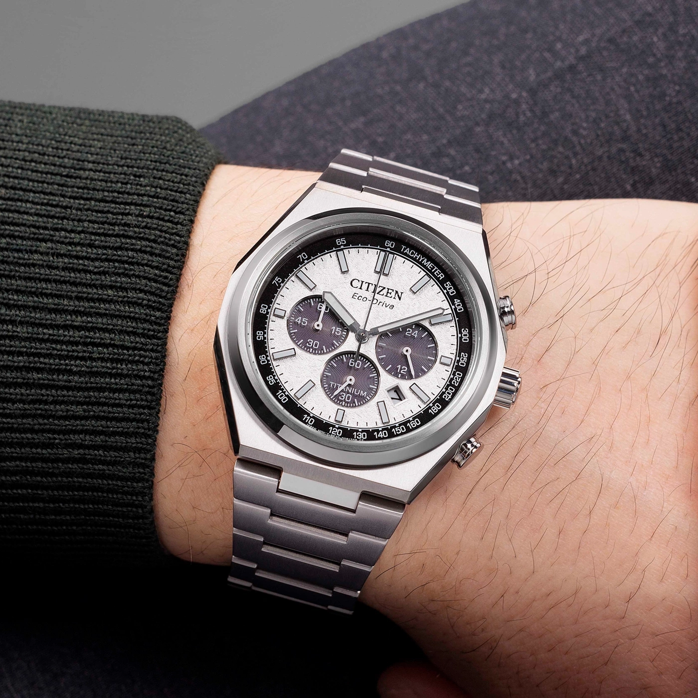 Citizen horloge om de pols, zilver titanium, Eco-Drive, chronograaf, tachymeter, close-up