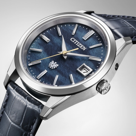 Citizen horloge met blauwe wijzerplaat en leren band, elegant design, close-up.