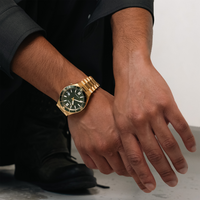 Man met een gouden horloge om zijn pols, close-up.