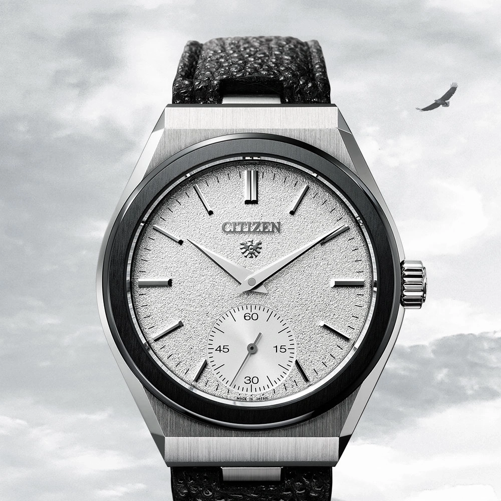 Citizen horloge met een getextureerde wijzerplaat en een zwarte leren band, adelaar in de lucht.