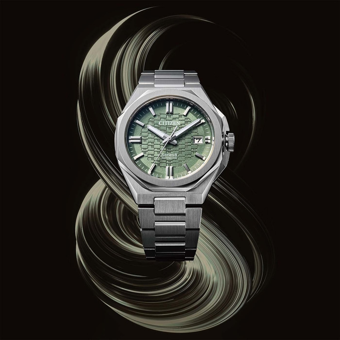 Een modern Citizen Series 8 automatisch horloge met een groen textuur wijzerplaat en metalen band.