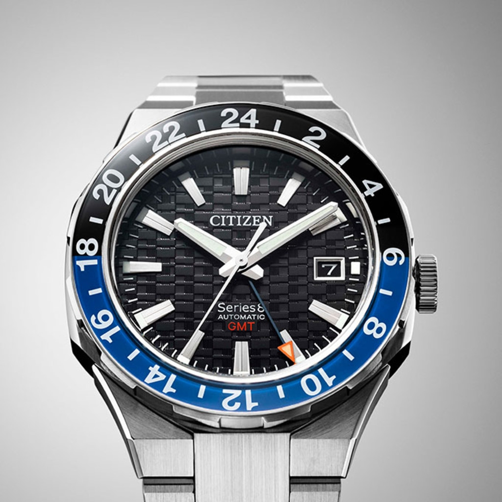 Citizen Series 8 GMT horloge met zwarte en blauwe bezel en datumweergave