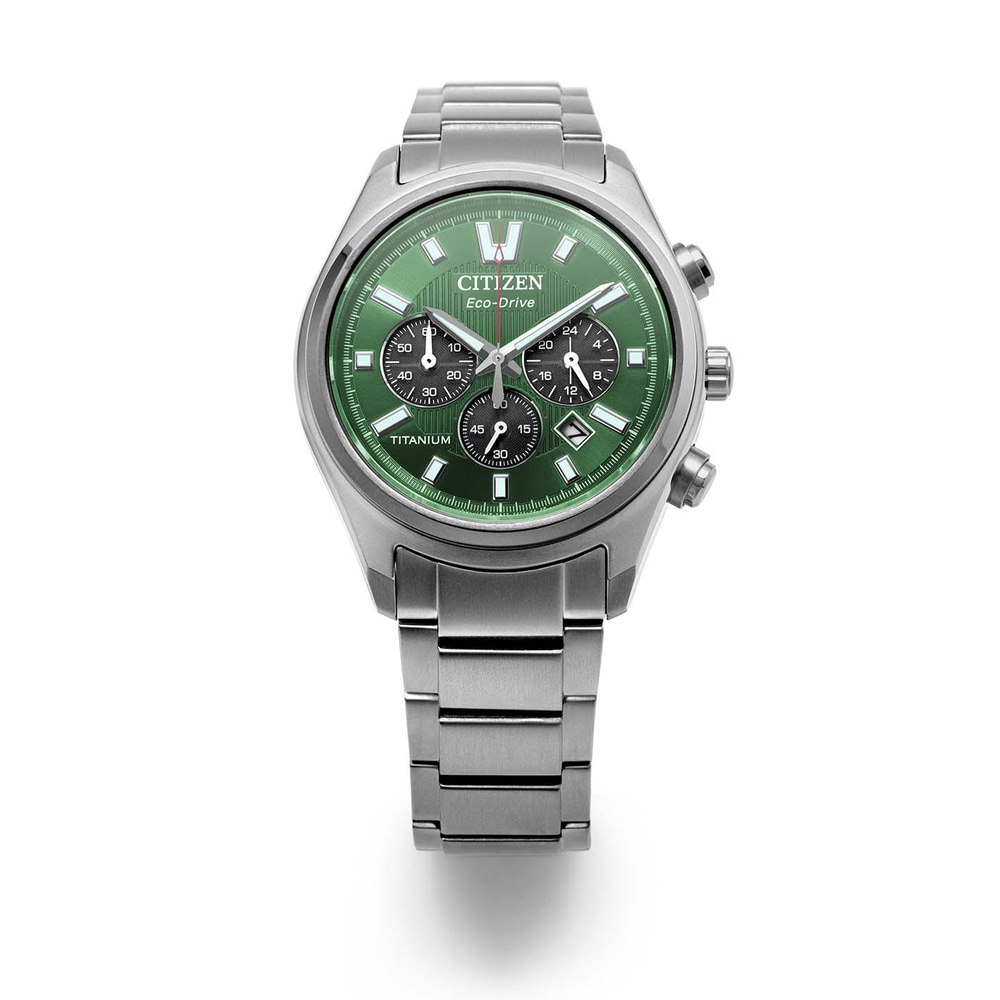 Een zilveren Citizen Eco-Drive horloge met een groene wijzerplaat en zilveren band wordt getoond.