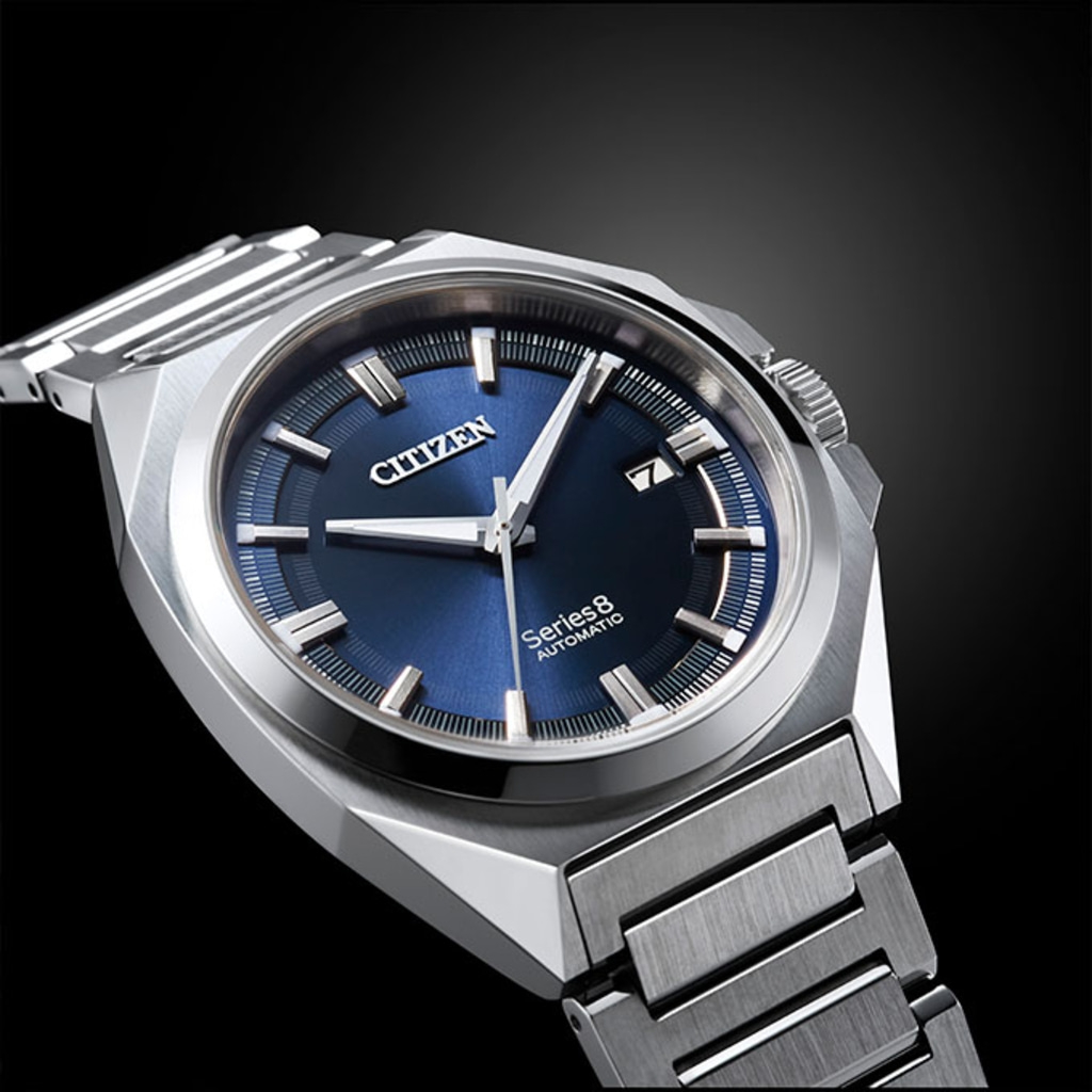 Citizen Series 8 automatisch horloge met blauwe wijzerplaat en zilveren armband.