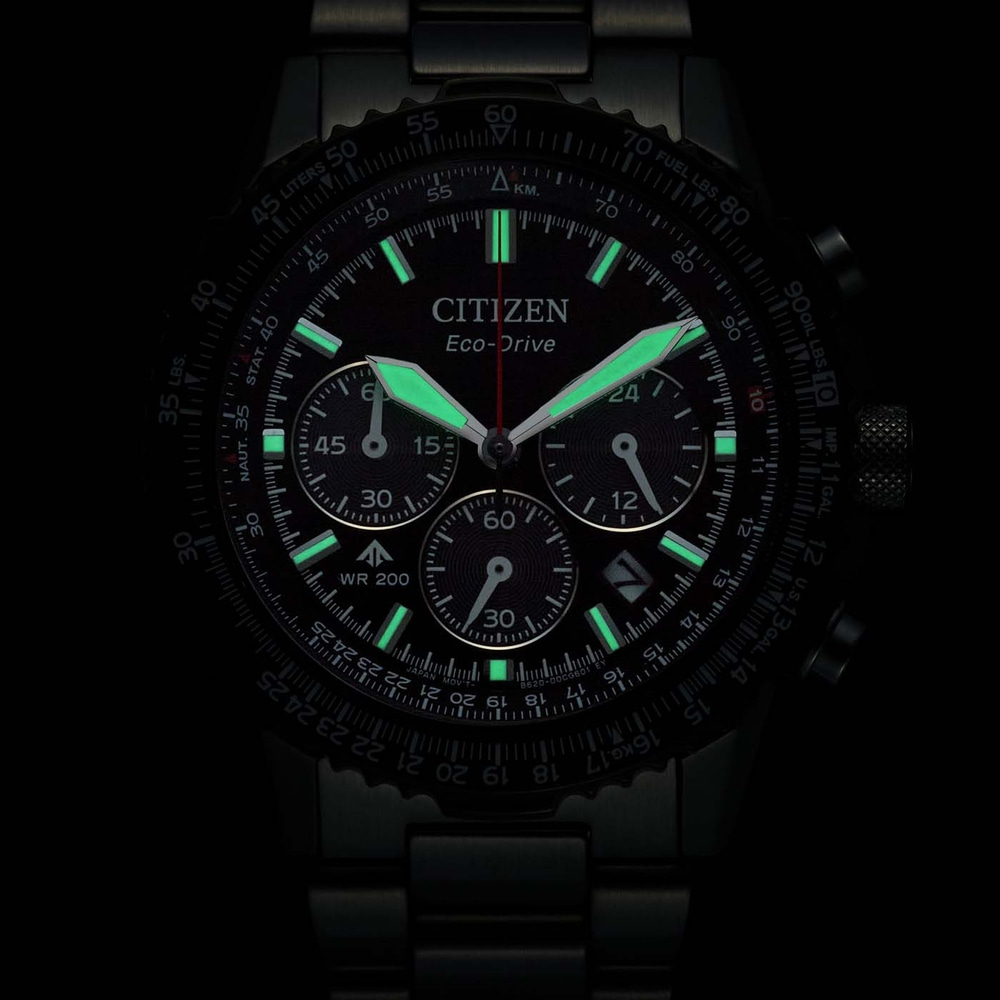 Een zwart Citizen Eco-Drive horloge met gloeiende groene wijzers en markeringen.