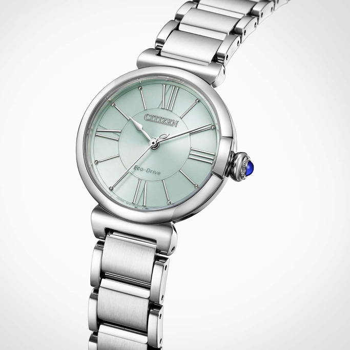 Een zilveren Citizen Eco-Drive horloge met een lichtgroene wijzerplaat en Romeinse cijfers.