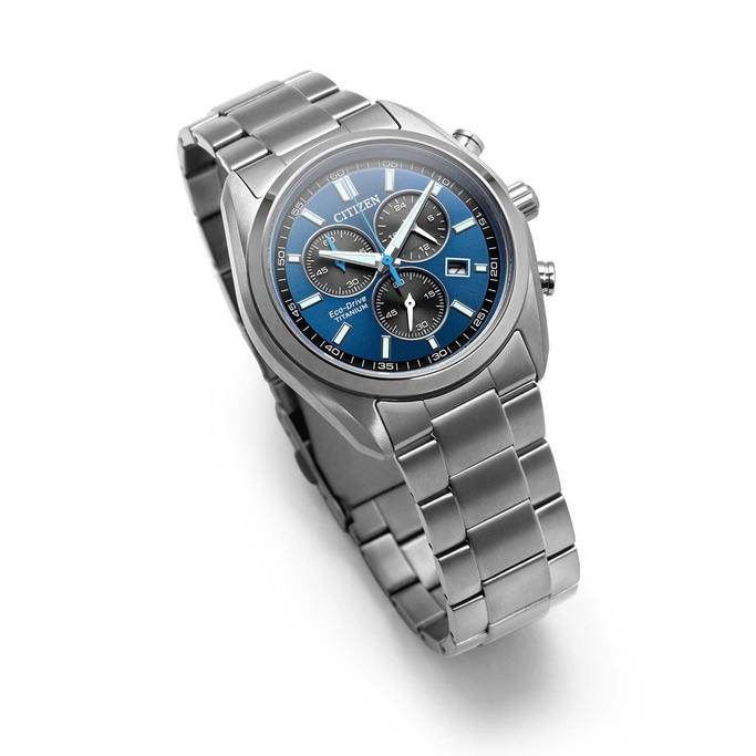 Een Citizen Eco-Drive titanium chronograaf horloge met een blauwe wijzerplaat.
