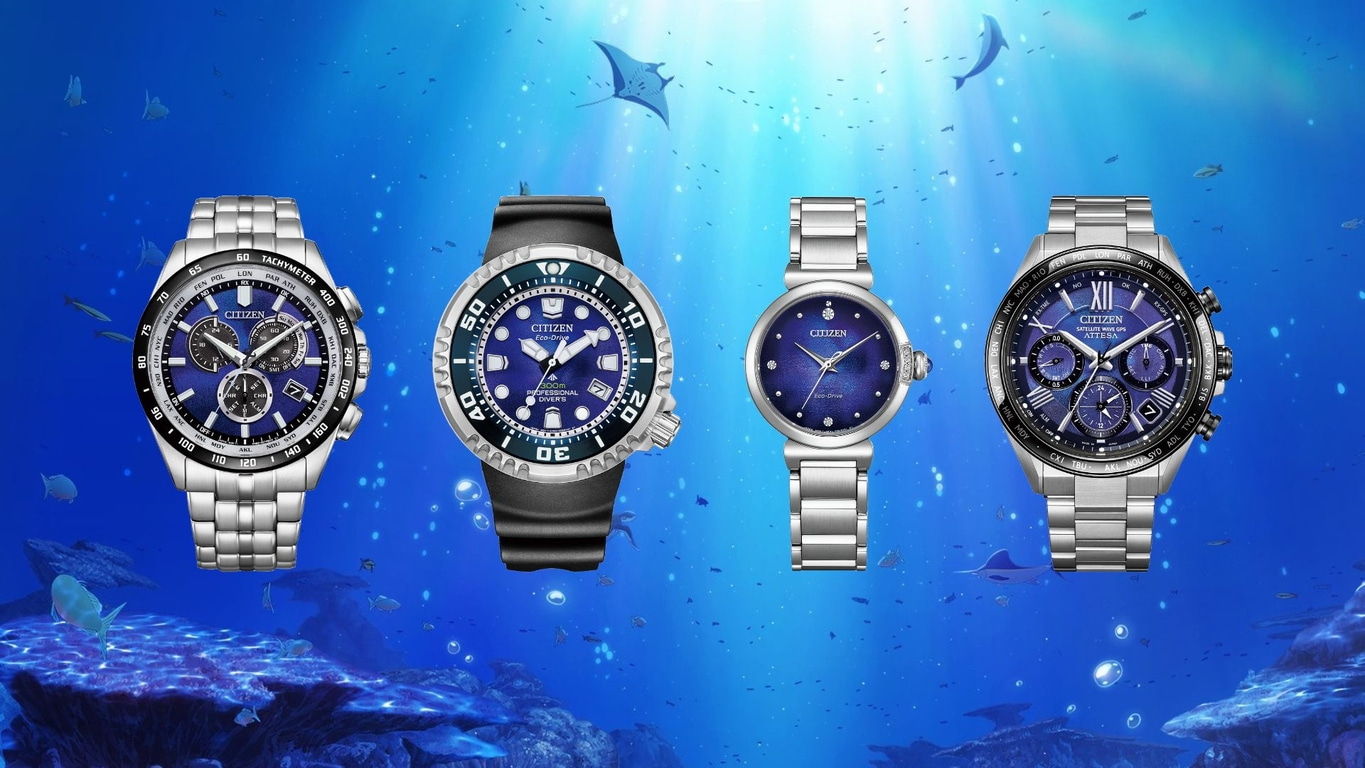 Horloges in een onderwater scène, Citizen horloges met blauwe wijzerplaten en metalen bandjes.