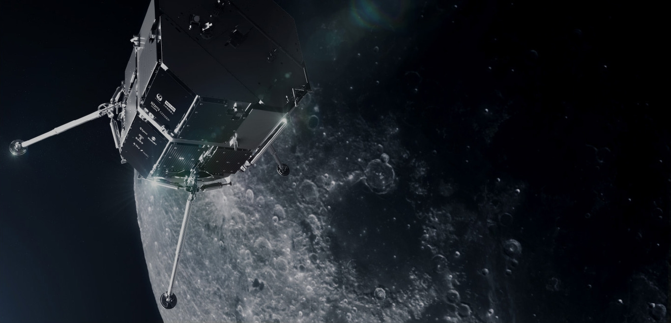 Ruimteschip boven het maanoppervlak, met kraters zichtbaar op de achtergrond.