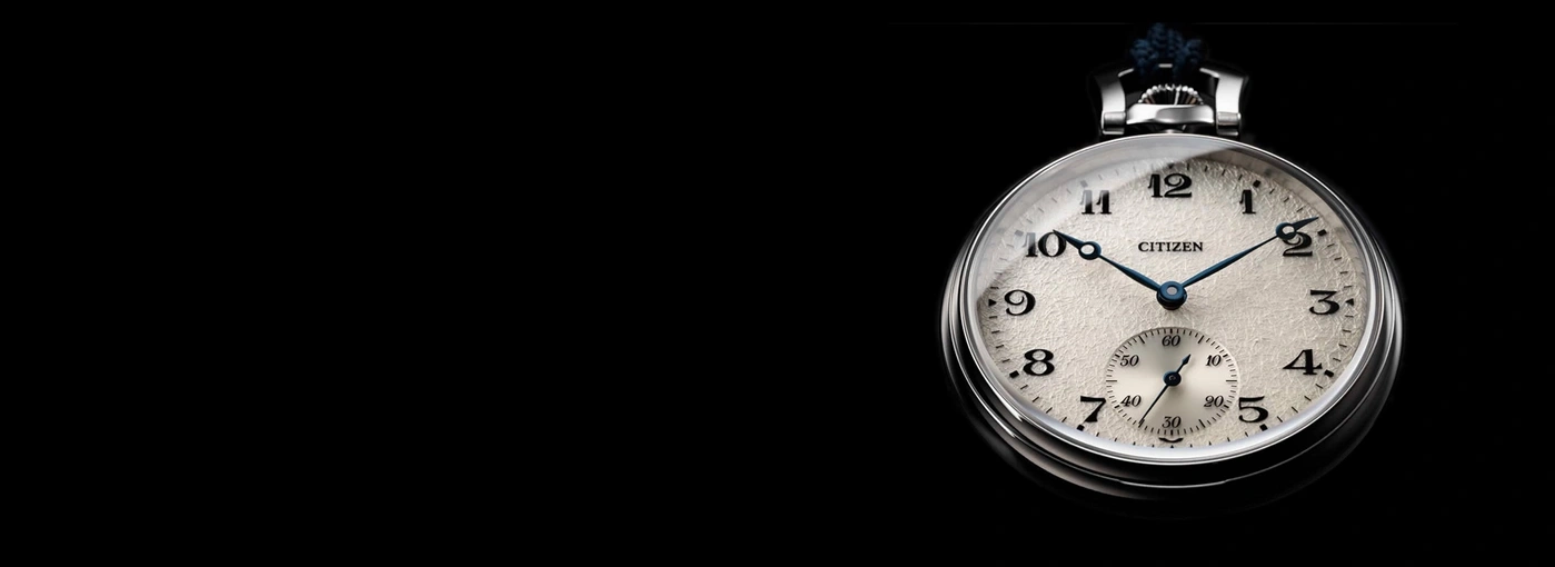 Een close-up van een vintage Citizen zakhorloge op een zwarte achtergrond.