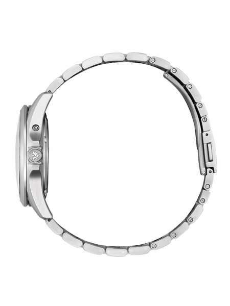 Zijaanzicht van een zilveren polshorloge met metalen band op groene achtergrond.