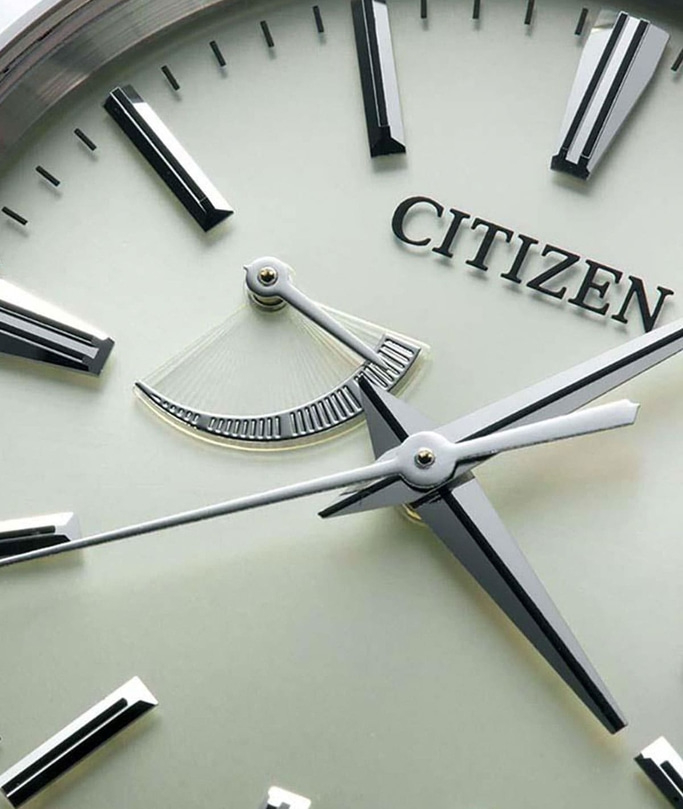 Close-up van een Citizen horlogekast met wijzers en een uniek wijzerplaatontwerp.