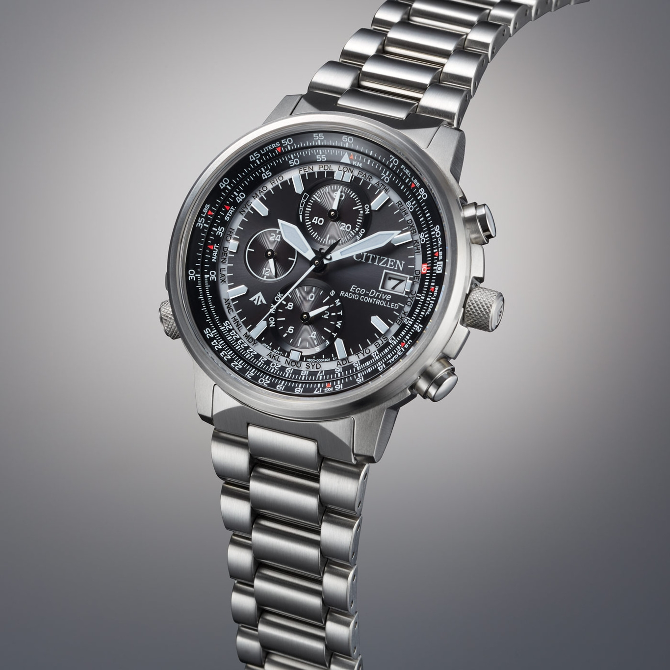 Citizen horloge met zwarte wijzerplaat, zilveren band en meerdere wijzerplaten, die tijd en datum tonen.