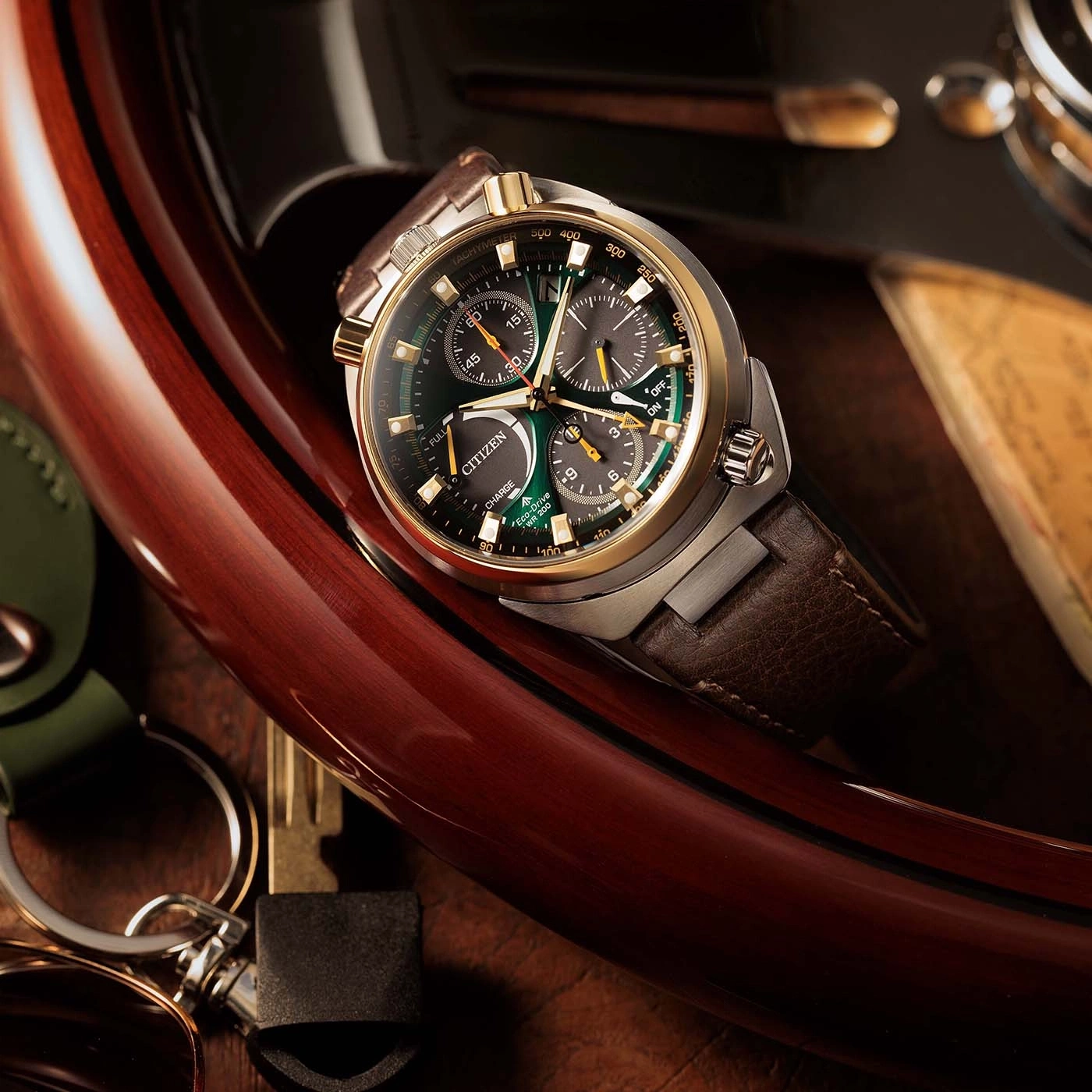 Een luxe horloge en autosleutels op een gepolijst houten oppervlak.