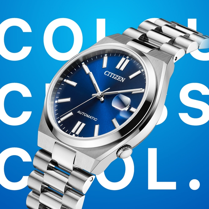 Citizen horloge met blauwe wijzerplaat en zilveren band, automatisch, op blauwe achtergrond.