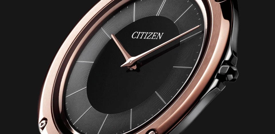 Close-up van een Citizen horloge met een zwarte wijzerplaat en roségouden accenten.