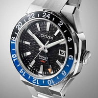 Citizen Series 3 GMT-horloge met zwarte en blauwe bezel en datumweergave.
